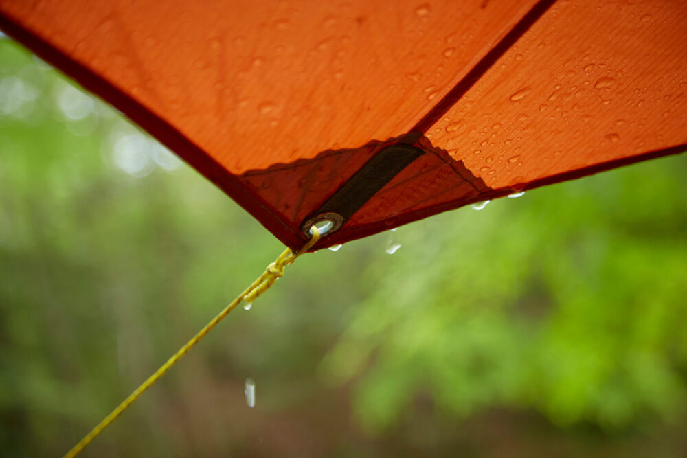 雨のキャンプを快適に過ごすために！雨対策に使えるキャンプギア＆アイテム５選